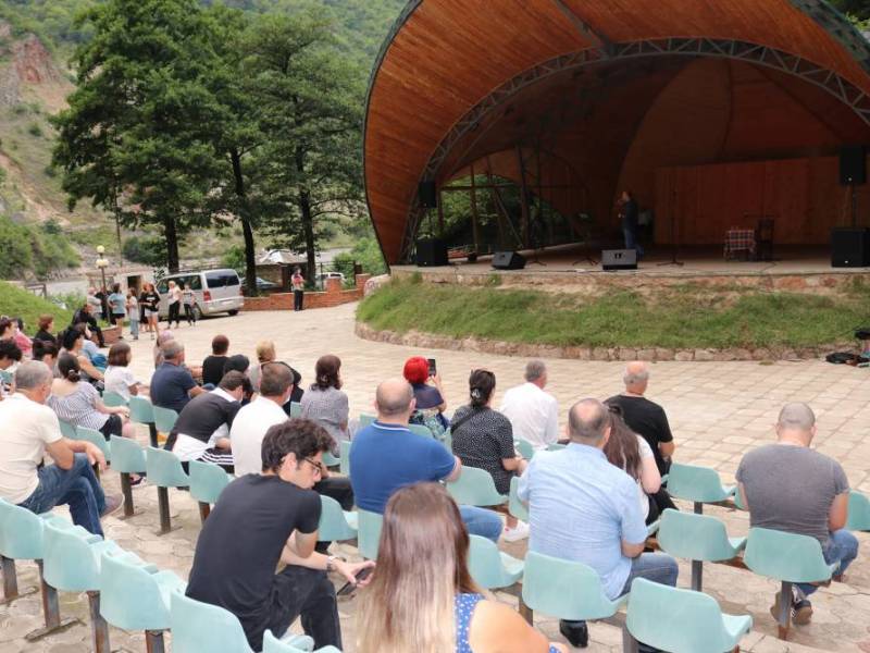 1 აგვისტოს ცაგერში, ,,მწვანე თეატრის" სცენაზე კომპანია „ჯეო ივენთ ჯგუფმა” წარმოადგინა...